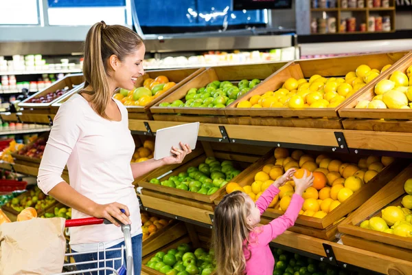 Mère et fille faisant du shopping — Photo