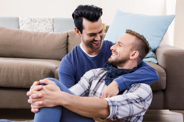 Eşcinsel çift kanepede sarılma — Stok fotoğraf