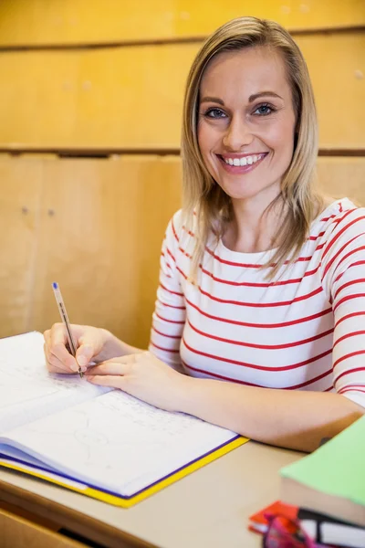 Mutlu kız öğrencinin yazılı notlar — Stok fotoğraf