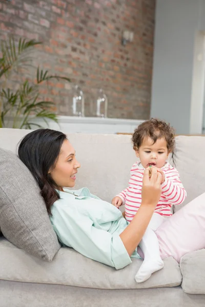 Brunette speelt met haar baby — Stockfoto