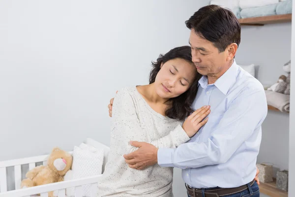 Casal triste abraçando — Fotografia de Stock