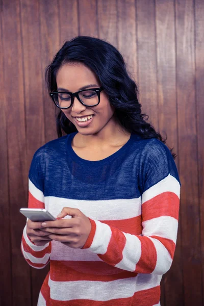 Mulher asiática usando smartphone — Fotografia de Stock