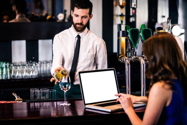 Barman donnant à boire au client — Photo