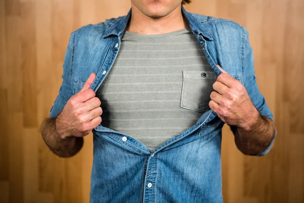 Hipster loiro engraçado decolando camisa — Fotografia de Stock