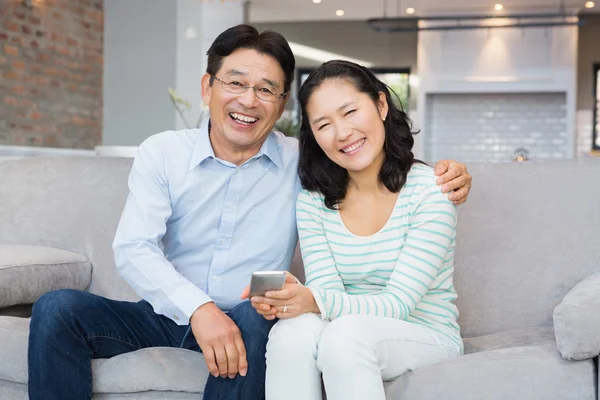 Usmívající se pár pomocí smartphone — Stock fotografie
