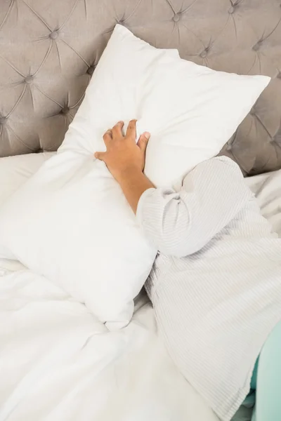 Mujer embarazada cubriendo la cara con almohada —  Fotos de Stock