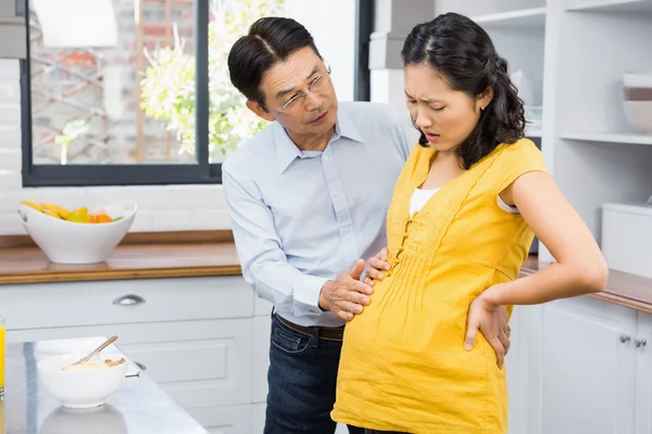 Husband taking care of pregnant wife — Stockfoto