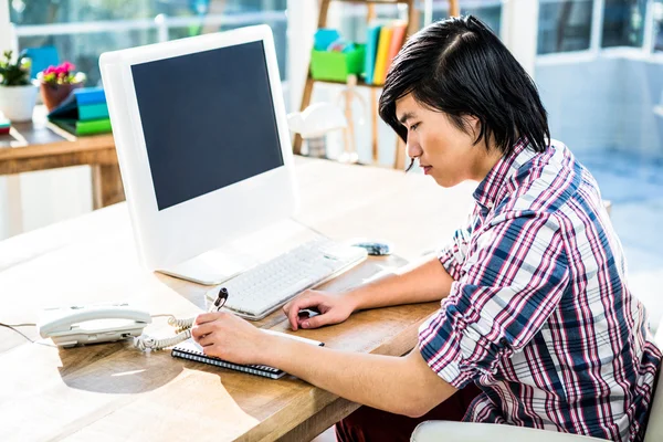 Hipster zakenman schrijven op laptop — Stockfoto