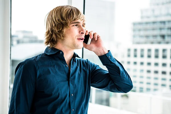 Empresário falando ao telefone — Fotografia de Stock