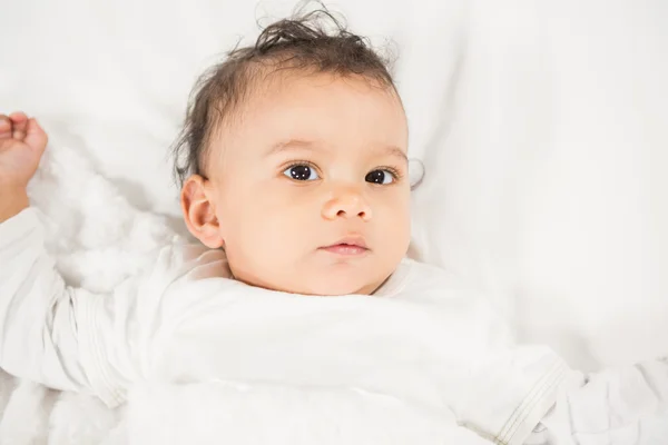 Bebê bonito na cama — Fotografia de Stock