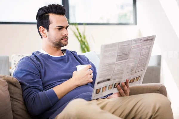 Bonito homem lendo as notícias — Fotografia de Stock