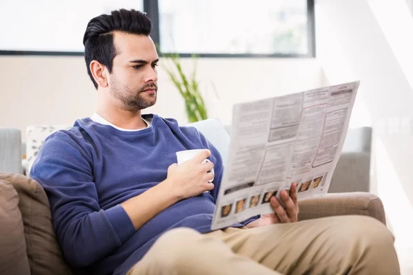 Stilig man läsa nyheter — Stockfoto