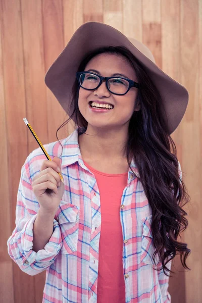 Ázsiai nő kalapban eszköztartási ceruzát — Stock Fotó