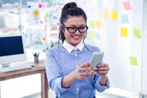 Aziatische zakenvrouw gebruikend smartphone — Stockfoto