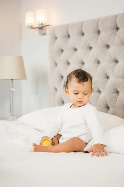 Bebê bonito jogando com bola — Fotografia de Stock