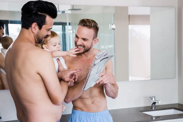 Sorrindo gay casal com criança — Fotografia de Stock