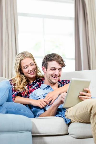 Casal usando computador tablet — Fotografia de Stock