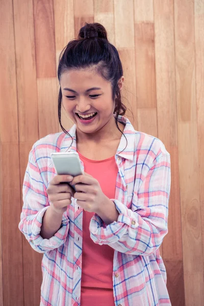 スマートフォンを使うアジア人女性 — ストック写真
