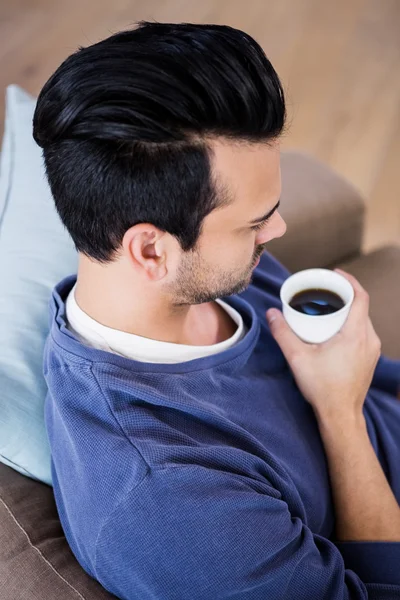Człowiek o kawę na kanapie — Zdjęcie stockowe