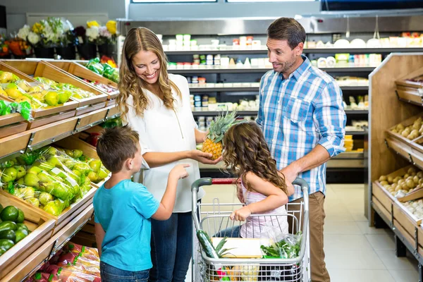 Família feliz fazendo compras — Fotografia de Stock