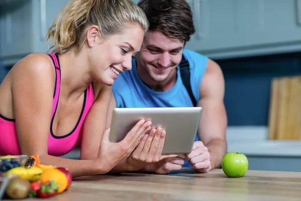 Healthy couple looking at tablet — Stock Photo, Image