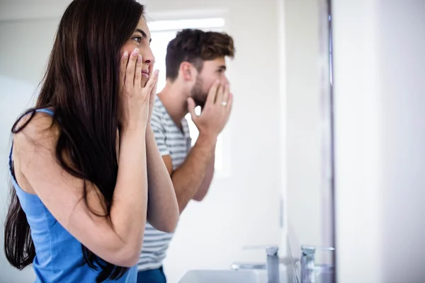 Paar zich in spiegel kijken — Stockfoto