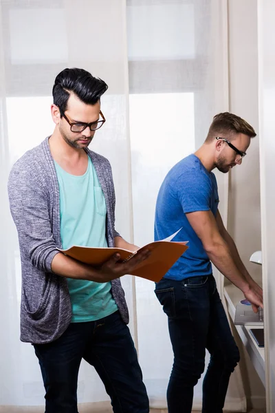 Pareja gay trabajando juntos — Foto de Stock