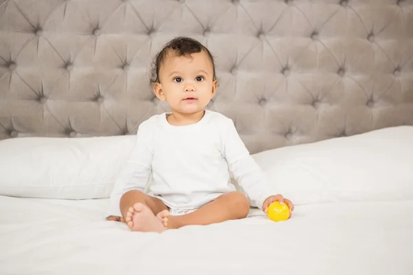 Söt baby leker med boll — Stockfoto