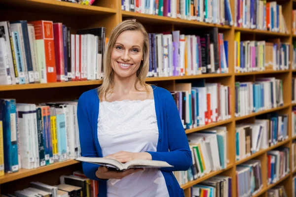 Estudante do sexo feminino livro de leitura na biblioteca — Fotografia de Stock