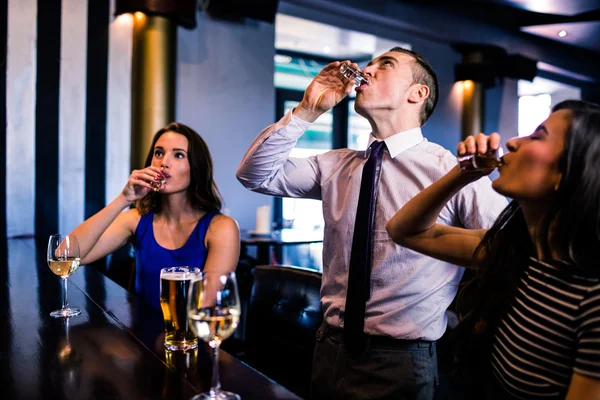 Freunde trinken Schüsse — Stockfoto