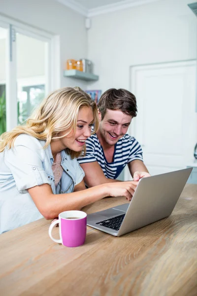 Sorrindo casal digitando no laptop — Fotografia de Stock