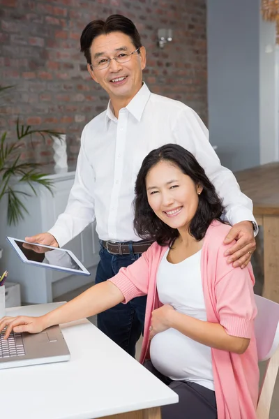 Man showing tablet to pregnant wife — Stock Photo, Image