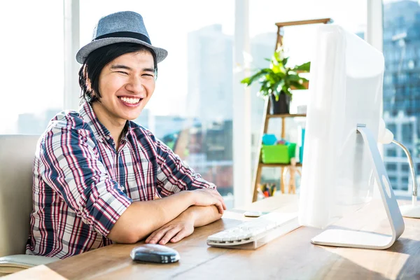 Hipster homem de negócios usando computador — Fotografia de Stock