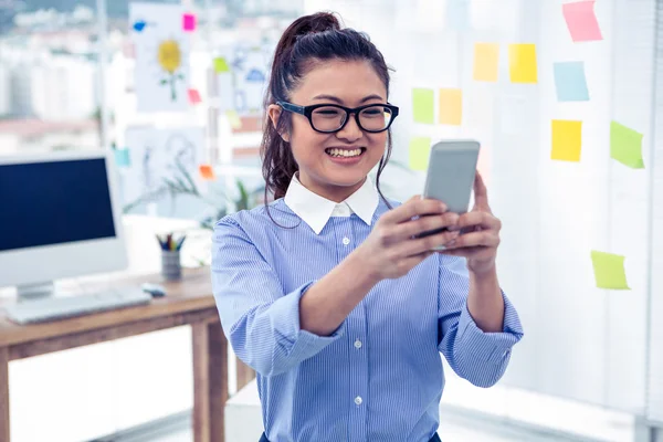 Aziatische zakenvrouw gebruikend smartphone — Stockfoto