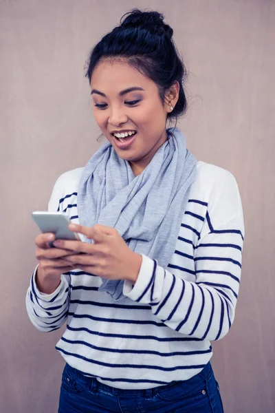 Şaşırmış Asyalı kadın akıllı telefon kullanıyor. — Stok fotoğraf