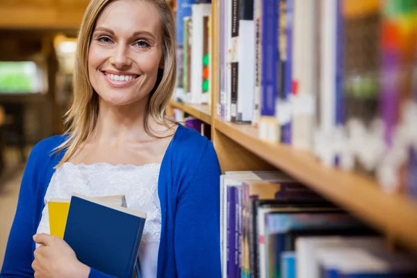 Estudante do sexo feminino livro segurando — Fotografia de Stock