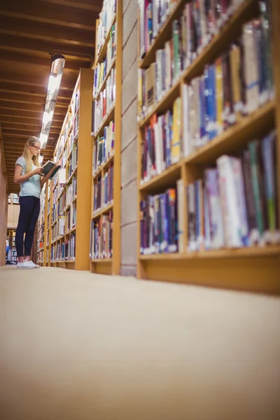 Blonde student reading book — 图库照片