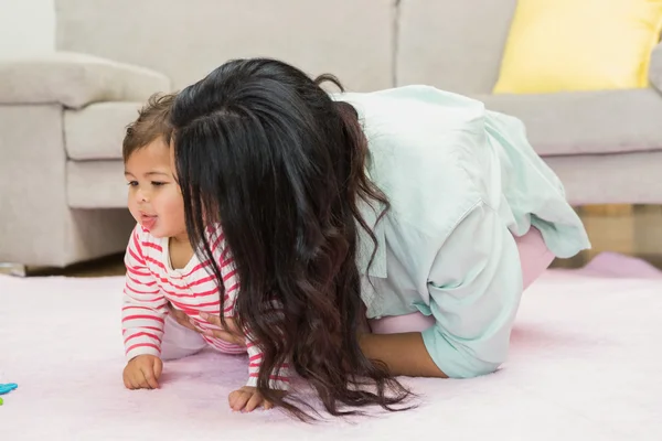 Mãe com sua filha bebê — Fotografia de Stock