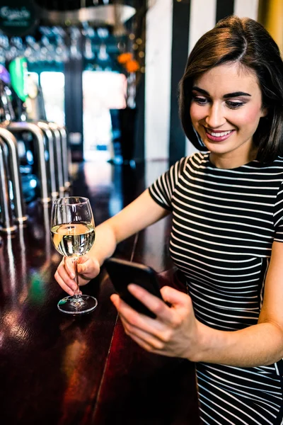 Kvinnan att ha dryck och använda smartphone — Stockfoto