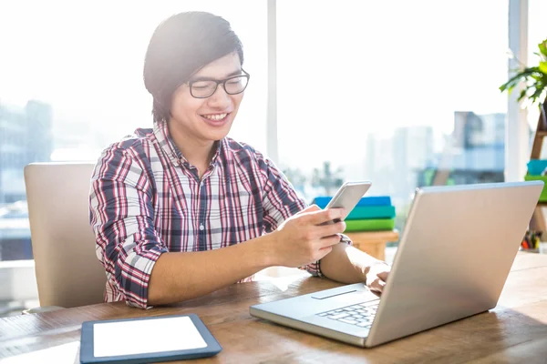 Hipster businessman using smartphone — Stock Photo, Image