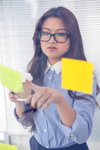 Mujer de negocios asiática usando notas adhesivas — Foto de Stock