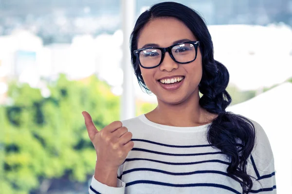 Asiática mujer mostrando pulgar hacia arriba — Foto de Stock