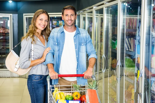 カップルは、一緒に食料品の買い物をして — ストック写真