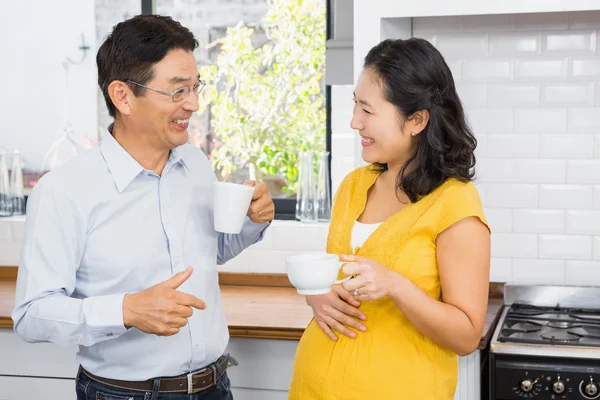 Happy expectant couple talking — Stockfoto
