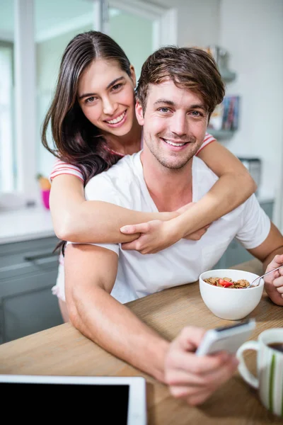 Joyeux couple embrassant — Photo