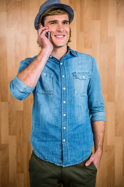 Χαμογελώντας ξανθιά hipster καλώντας το τηλέφωνο — Φωτογραφία Αρχείου
