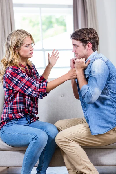 Casal tendo uma discussão — Fotografia de Stock