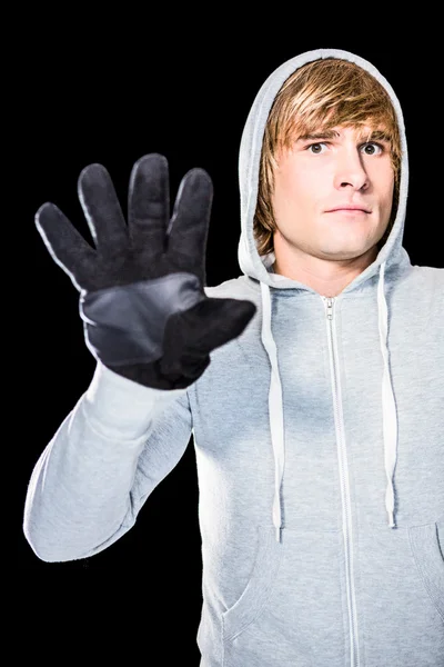 Mann mit schwarzen Handschuhen starrt — Stockfoto