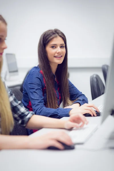 笑顔の学生がコンピューターに取り組んで — ストック写真