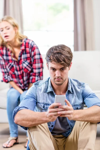 Pareja enfurruñándose — Foto de Stock